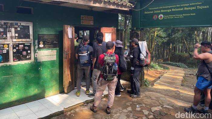 Sensasi Berendam Air Panas di Kawah Ratu Gunung Salak Bogor Berendam air panas menjadi salah satu cara menghilangkan lelah dan stres. Apalagi kalau berendamnya dengan pemandangan alam yang luar biasa seperti Kawah Ratu.