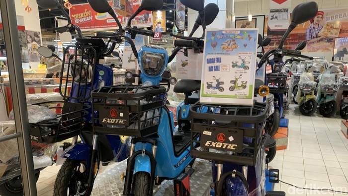 Sepeda listrik di Transmart Plaza Medan Fair. (Kartika Sari/detikSumut).