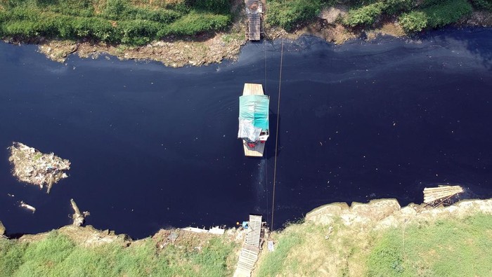 Foto udara Sungai Cileungsi yang airnya hitam tercemar limbah di kawasan Ciangsana, Gunung Putri, Kabupaten Bogor, Jawa Barat, Selasa (12/9/2023). Menurut Komunitas Peduli Sungai Cileungsi-Cikeas (KP2C) pencemaran Sungai Cileungsi sudah berlangsung lebih dari tujuh tahun, pengawasan dan pembinaan yang dilakukan oleh pemerintah selama ini ternyata tidak efektif karena pencemaran yang diduga dari limbah industri selalu terjadi dan berulang. ANTARA FOTO/Yulius Satria Wijaya/rwa.
