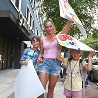 Susanna juga seorang ibu dua anak. Dia mengungkapkan kecurigaan dengan lawan politiknya yang telah menyebarkan video intimnya tersebut. Ini tidak akan mengintimidasiku dan tidak akan membungkamku. Lawan politik dan sekutu Partai Republik telah membuktikan bahwa mereka bersedia melakukan apa saja termasuk kejahatan seks untuk menyerangku dan keluargaku karena tidaka akan pernah mereka bisa menghentikan wanita ketika mereka sudah angkat bicara, jelas Susanna.  Foto: dok. Instagram/@susannagibson