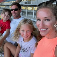 Inilah potret keluarga Susanna Gibson. Dia berfoto bersama suami dan kedua anak-anaknya. Kini, kolom komentar Susanna ditutup demi menghindari hujatan netizen yang akan dilayangkan untuknya.  Foto: dok. Instagram/@susannagibson