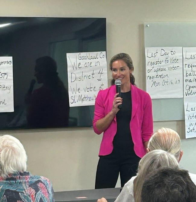 Susanna pun mendekatkan diri ke publik dengan berkampanye ke kampus-kampus. Seperti dalam momen ini, Susanna tampil smart casual dengan blazer pink di Universitas Avery Point.  Foto: dok. Instagram/@susannagibson