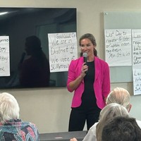 Susanna pun mendekatkan diri ke publik dengan berkampanye ke kampus-kampus. Seperti dalam momen ini, Susanna tampil smart casual dengan blazer pink di Universitas Avery Point.  Foto: dok. Instagram/@susannagibson