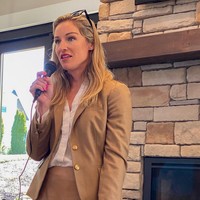 Susanna Gibson, kandidat Partai Demokrat untuk Dewan Legislatif di negara bagian tersebut melakukan tindakan intim bersama suaminya secara online. Dia meminta audien virtualnya untuk memberikan uang. Foto: dok. Instagram/@susannasgibson