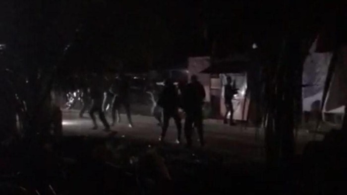 Tangkapan layar bentrokan warga dan oknum TNI di Halmahera Tengah. Dokumen Istimewa