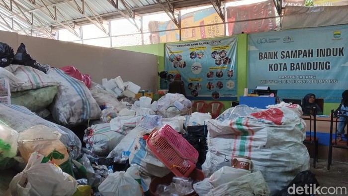 Tempat bank sampah induk di Kota Bandung.