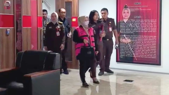 Tersangka SH saat diamankan Kejaksaan Negeri Batam.(Istimewa)