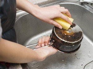 5 Cara Mudah Bersihkan Wajan Berkerak, Gampang Ditiru!