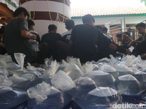 Tradisi kirab air salamun Rebo Wekasan di Desa Jepang, Kecamatan Mejobo, Kabupaten Kudus, Selasa (12/9/2023).