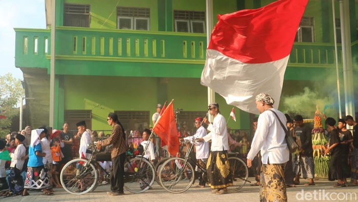 Tradisi kirab air salamun Rebo Wekasan di Desa Jepang, Kecamatan Mejobo, Kabupaten Kudus, Selasa (12/9/2023).