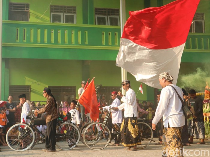 Tradisi kirab air salamun Rebo Wekasan di Desa Jepang, Kecamatan Mejobo, Kabupaten Kudus, Selasa (12/9/2023).