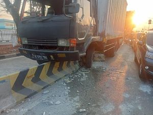 Truk Tabrak Separator Busway di depan LP Cipinang, Lalin Macet