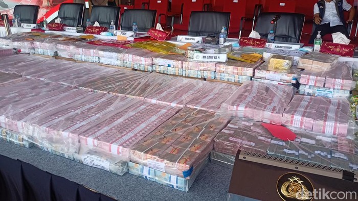 Tumpukan uang Rp 65 miliar barang bukti sindikat Fredy Pratama (Adrial Akbar/detikcom)