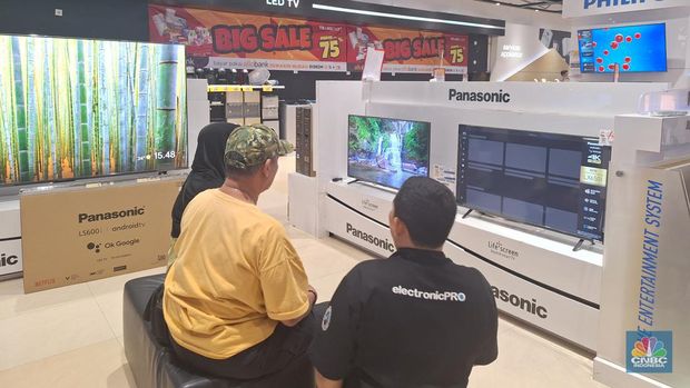 TV LED diskon hingga 6 juta di Transmart. (CNBC Indonesia/Khoirul Anam)