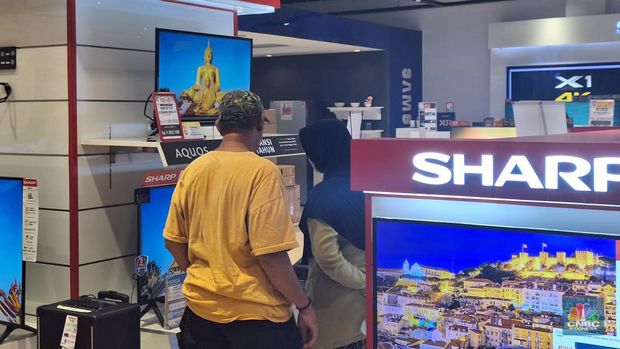 TV LED diskon hingga 6 juta di Transmart. (CNBC Indonesia/Khoirul Anam)