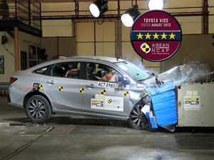 Toyota Vios Diuji Tabrak, Begini Hasilnya