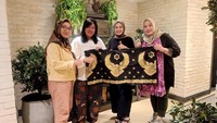 Kerjasama dilakukan oleh Konsulat Jenderal Republik Indonesai di Johor Bahru, Malaysia, Selasa (12/9/2023). Pelaku UMKM Amanda Batik, Maila Roslina secara simbolis menyerahkan kain batik kepada Marsianda Widiyanto selaku Ketua DWP KJRI Johor Bahru yang juga isteri dari Konsulat Jenderal RI Johor Bahru dengan didampingi Windriya Andreza selaku Wakil Ketua DWP KJRI Johor Bahru yang merupakan istri Konfung Ekonomi KJRI Johor Bahru.