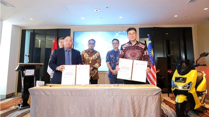 United E-Motor Ekspansi ke Malaysia PT Terang Dunia Internusa (TDI) akan segera go international dengan motor listrik miliknya dalam waktu dekat. Pasalnya, produsen United E-Motor tersebut baru saja menandatangani kontrak kerjasama dengan perusahaan asal Malaysia, Artroniq Berhad untuk memperluas jaringan distribusi.