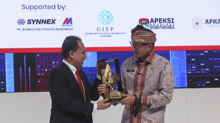 Menteri Pariwisata dan Ekonomi Kreatif Sandiga Salahudin Uno (tengah) bersama (dari kiri) Komisaris Utama PT Industri Telekomunikasi Indonesia (Persero) (INTI) Unggul Priyanto, Direktur Utama Edi Witjara, Wali Kota Bogor yang juga Ketua Umum Asosiasi Pemerintah Kota Seluruh Indonesia (APEKSI) Bima Arya Sugiarto dan Direktur Operasi Ahmad Taufik berfoto bersama saat acara International Smart City Conference 2023 dengen tema “The Design of Indonesia : Creating a Connected and Smart Future” di Jakarta, Selasa (12/9/2023).