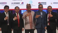 Menteri Pariwisata dan Ekonomi Kreatif Sandiga Salahudin Uno (tengah) bersama (dari kiri) Komisaris Utama PT Industri Telekomunikasi Indonesia (Persero) (INTI) Unggul Priyanto, Direktur Utama Edi Witjara, Wali Kota Bogor yang juga Ketua Umum Asosiasi Pemerintah Kota Seluruh Indonesia (APEKSI) Bima Arya Sugiarto dan Direktur Operasi Ahmad Taufik berfoto bersama saat acara International Smart City Conference 2023 dengen tema “The Design of Indonesia : Creating a Connected and Smart Future” di Jakarta, Selasa (12/9/2023).