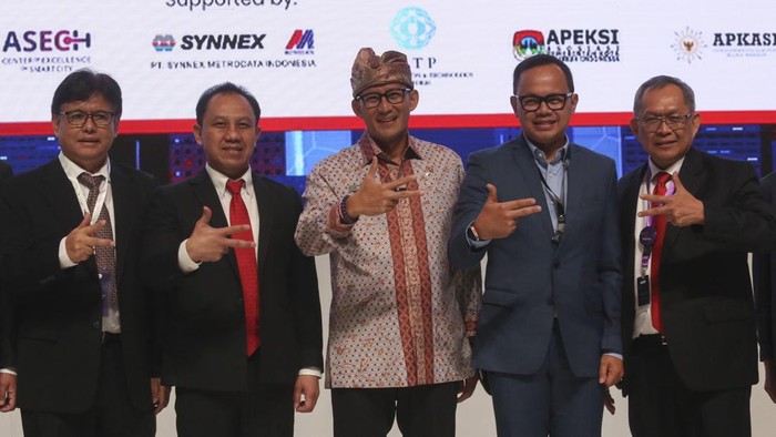 Upaya Membangun Ekosistem Smart City di Indonesia Menteri Pariwisata dan Ekonomi Kreatif Sandiga Salahudin Uno (tengah) bersama (dari kiri) Komisaris Utama PT Industri Telekomunikasi Indonesia (Persero) (INTI) Unggul Priyanto, Direktur Utama Edi Witjara, Wali Kota Bogor yang juga Ketua Umum Asosiasi Pemerintah Kota Seluruh Indonesia (APEKSI) Bima Arya Sugiarto dan Direktur Operasi Ahmad Taufik berfoto bersama saat acara International Smart City Conference 2023 dengen tema “The Design of Indonesia : Creating a Connected and Smart Future” di Jakarta, Selasa (12/9/2023).