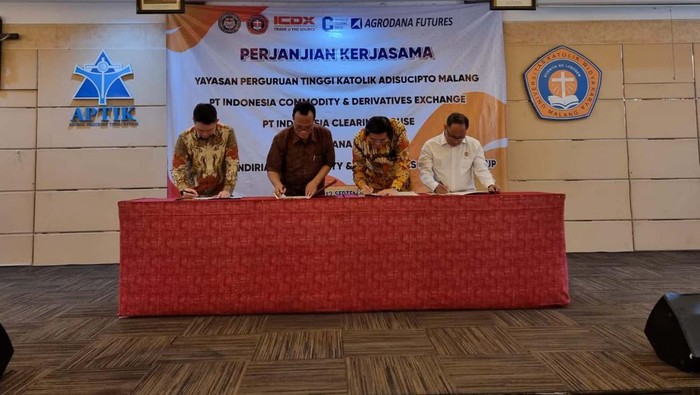 Upaya Meningkatkan Literasi Keuangan Mahasiswa Agrodana Futures dan ICDX menjalin kerjasama dengan Universitas Katolik Widya Karya (UKWK) di Malang. Kerja sama ini untuk peningkatan literasi keuangan mahasiswa.