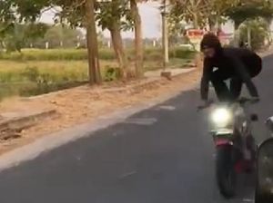 Viral ABG Klaten Motoran Free Style Berujung Nyungsep, Ini Kata Polisi