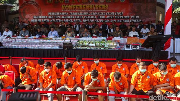 Bareskrim Polri membongkar sindikat kasus perdagangan narkoba jaringan internasional Fredy Pratama. 39 Orang ditangkap.