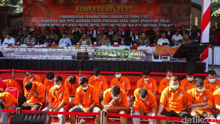 Wajah-wajah Lesu Tersangka Narkoba Jaringan Internasional Bareskrim Polri membongkar sindikat kasus perdagangan narkoba jaringan internasional Fredy Pratama. 39 Orang ditangkap.