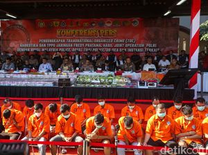 Balita Merangkak Keluar dari Truk Ringsek Usai Kecelakaan di Lampung