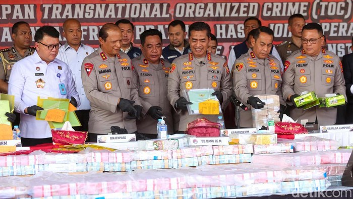 Bareskrim Polri membongkar sindikat kasus perdagangan narkoba jaringan internasional Fredy Pratama. 39 Orang ditangkap.