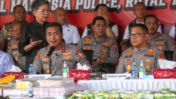 Bareskrim Polri membongkar sindikat kasus perdagangan narkoba jaringan internasional Fredy Pratama. 39 Orang ditangkap.