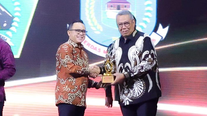 Wali Kota Tangsel Benyamin Davnie