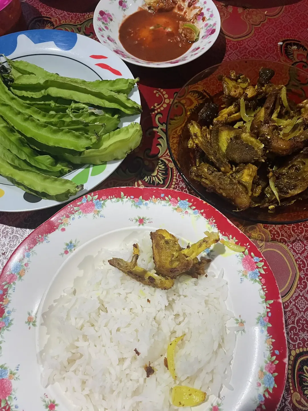 Wanita dikritik karena sebuta makan burung merpati bisa bikin cantik.