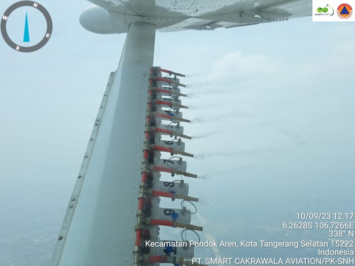 Water mist spraying untuk bersihkan udara di Jakarta