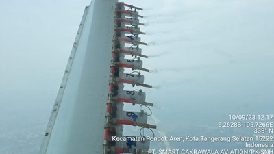 Penampakan Pesawat Bilas Polusi Udara Jakarta