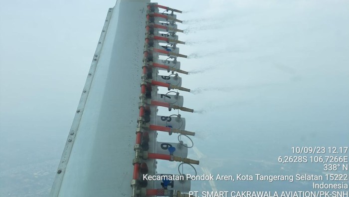 Water mist spraying untuk bersihkan udara di Jakarta
