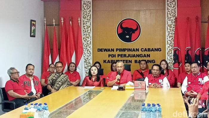 Yayuk Eka bersama pengurus PDIP Badung mengklarifikasi tudingan keterlibatannya dalam praktik judi online.
