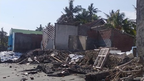 Kondisi beberapa rumah warga di Banjar Pebuahan, Desa Banyubiru, Kecamatan Melaya, Kabupaten Jembrana yang rusak parah akibat diterjang abrasi, Rabu (13/9/2023).
