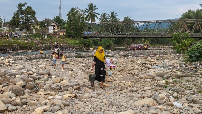 Warga mencuci pakaian di Sungai Cisimeut, Lebak, Banten, Selasa (12/9/2023). Sungai Cisimeut yang merupakan hulu Sungai Ciujung itu dalam sebulan terakhir mengalami penyusutan air hingga membuat dasar sungai mengering akibat kemarau. ANTARA FOTO/Muhammad Bagus Khoirunas/tom.