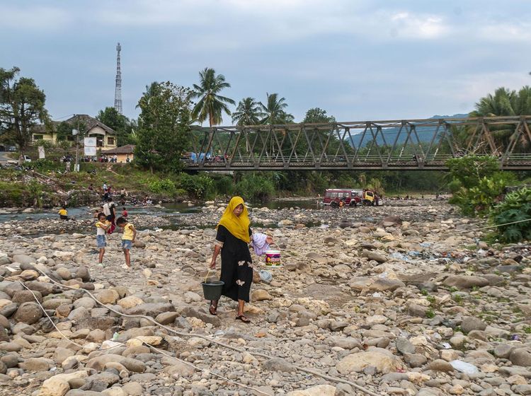 Potret Air Sungai Cisimeut Menyusut Gegera Kemarau