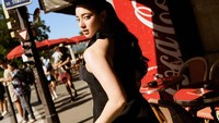 Namun kini, kontroversinya bukan karena busana. Foto: Instagram Ameera Khan