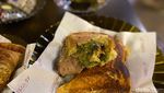 Nyamm! Ada Curry Puff hingga Kopi Susu Jahe di Kafe Viral Ini