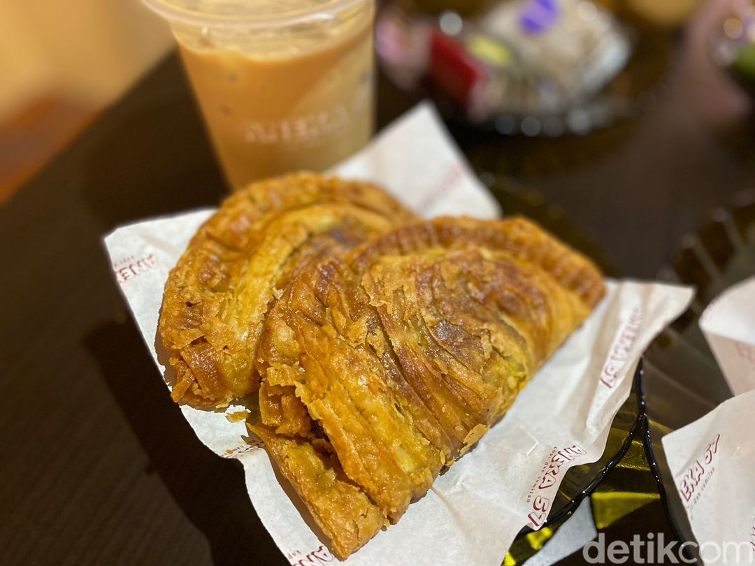 Aneka 57: Ada Curry Puff Renyah dan Es Kopi Creamy di Pecenongan