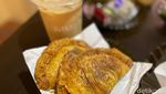 Nyamm! Ada Curry Puff hingga Kopi Susu Jahe di Kafe Viral Ini