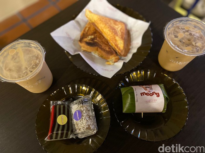 Aneka 57: Ada Curry Puff Renyah dan Es Kopi Creamy di Pecenongan