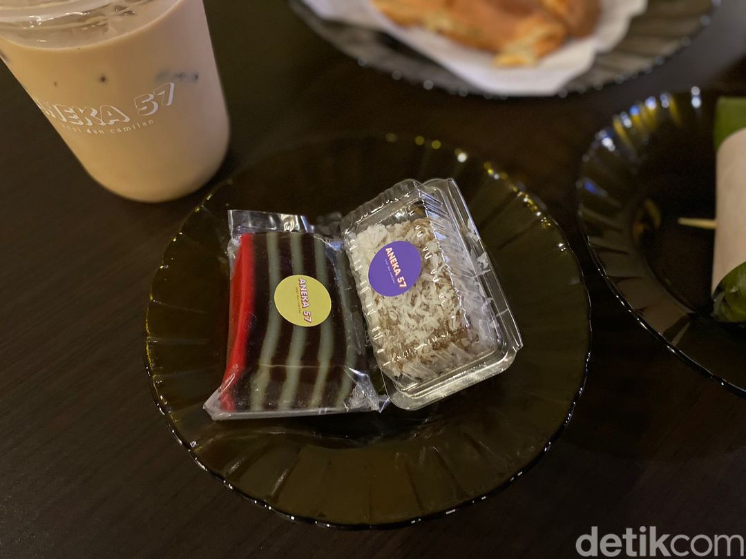 Aneka 57: Ada Curry Puff Renyah dan Es Kopi Creamy di Pecenongan