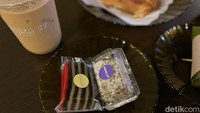 Saat masuk ke dalam, kami langsung disapa dengan jajaran jajanan pasar. Ada kue lapis sagu dan ongol-ongol yang seolah memanggil untuk disantap. Foto: detikcom
