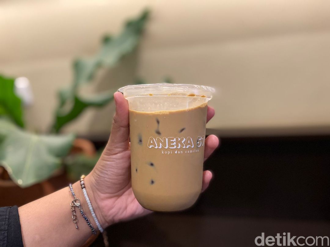 Aneka 57: Ada Curry Puff Renyah dan Es Kopi Creamy di Pecenongan