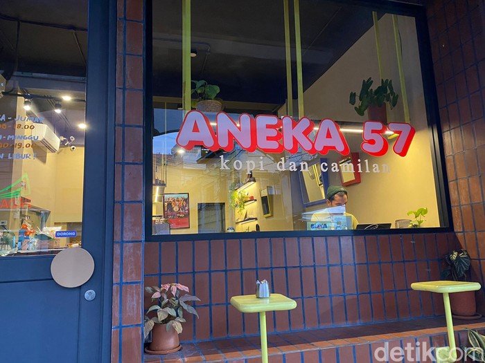 Aneka 57 Aneka 57: Ada Curry Puff Renyah dan Es Kopi Creamy di Pecenongan